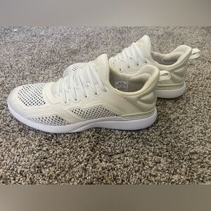 Women’s APL Techloom Tracer Sneakers Shoes Cream Size 8